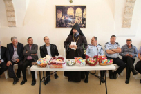 بالصور: وفد من مدينة يافا يُقدم التهاني للطوائف المسيحية بمناسبة عيد الفصح المجيد